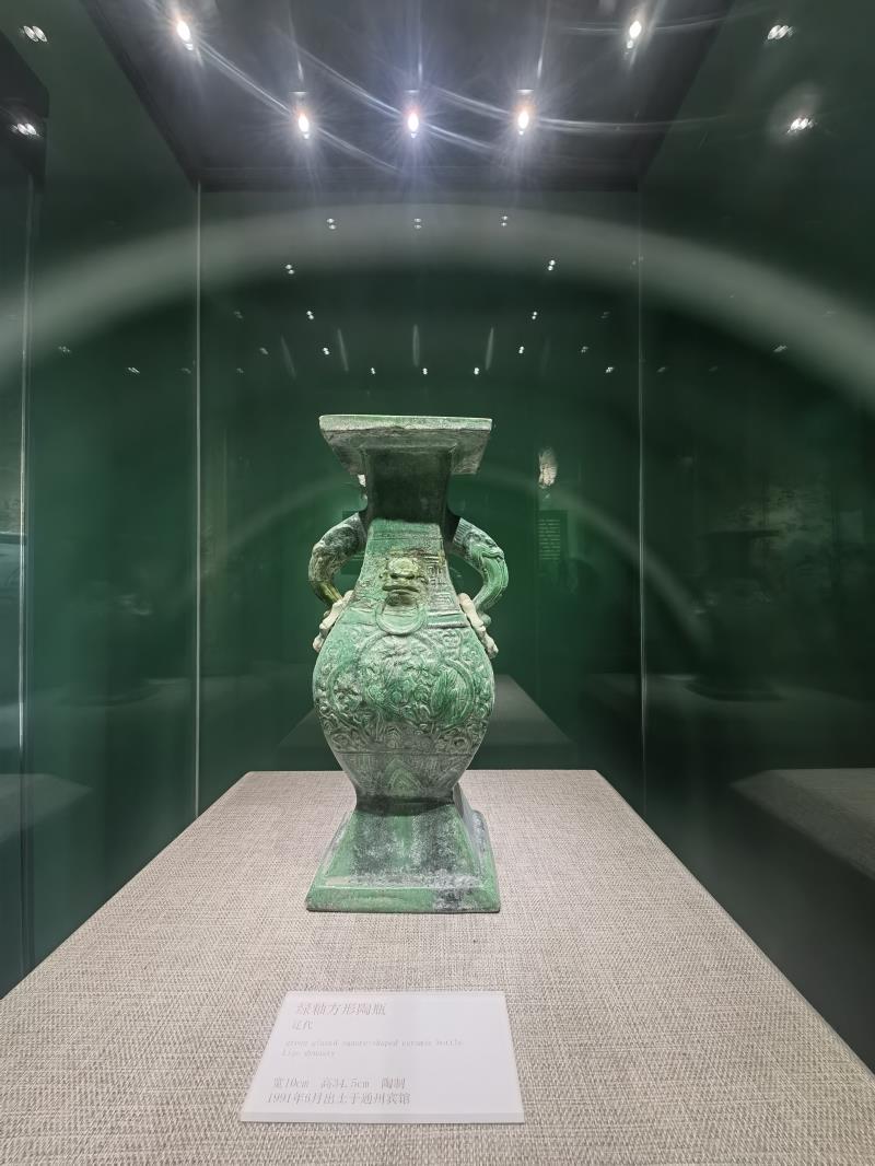 辽代--绿釉方形陶瓶.jpg