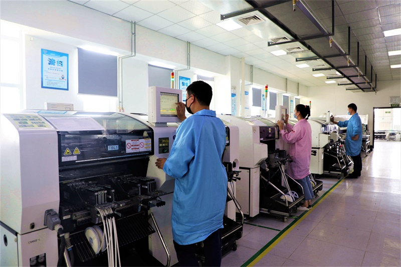 1-2香河县机器人小镇百纳信达公司工人正在生产线上作业。牛山摄 (1).PNG