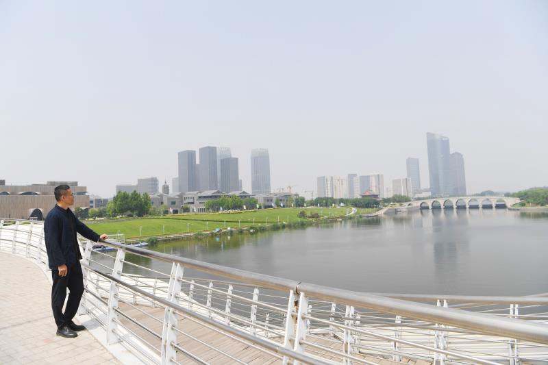 设计师王国彬眺望运河.jpg
