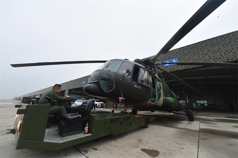下午15时，装载有救援物资的运输直升机从通州某部机库推出飞向门头沟灾区 (2).jpg