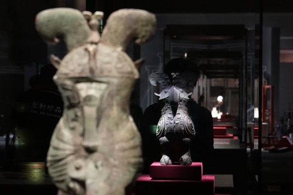 分别收藏于国家博物馆和河南博物院的一对鸮尊在展厅聚首。 (2).jpg