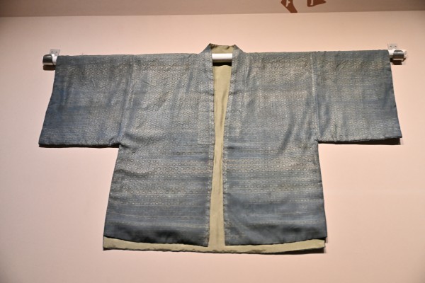 1768748981278544.jpg 蓝绿地黄色龟背梅花双色锦对襟半臂.JPG