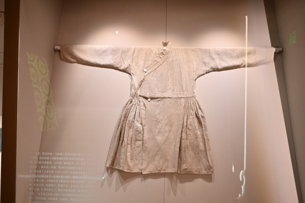 1768748982273553.jpg 02白棉布束腰窄袖大褶袍.JPG